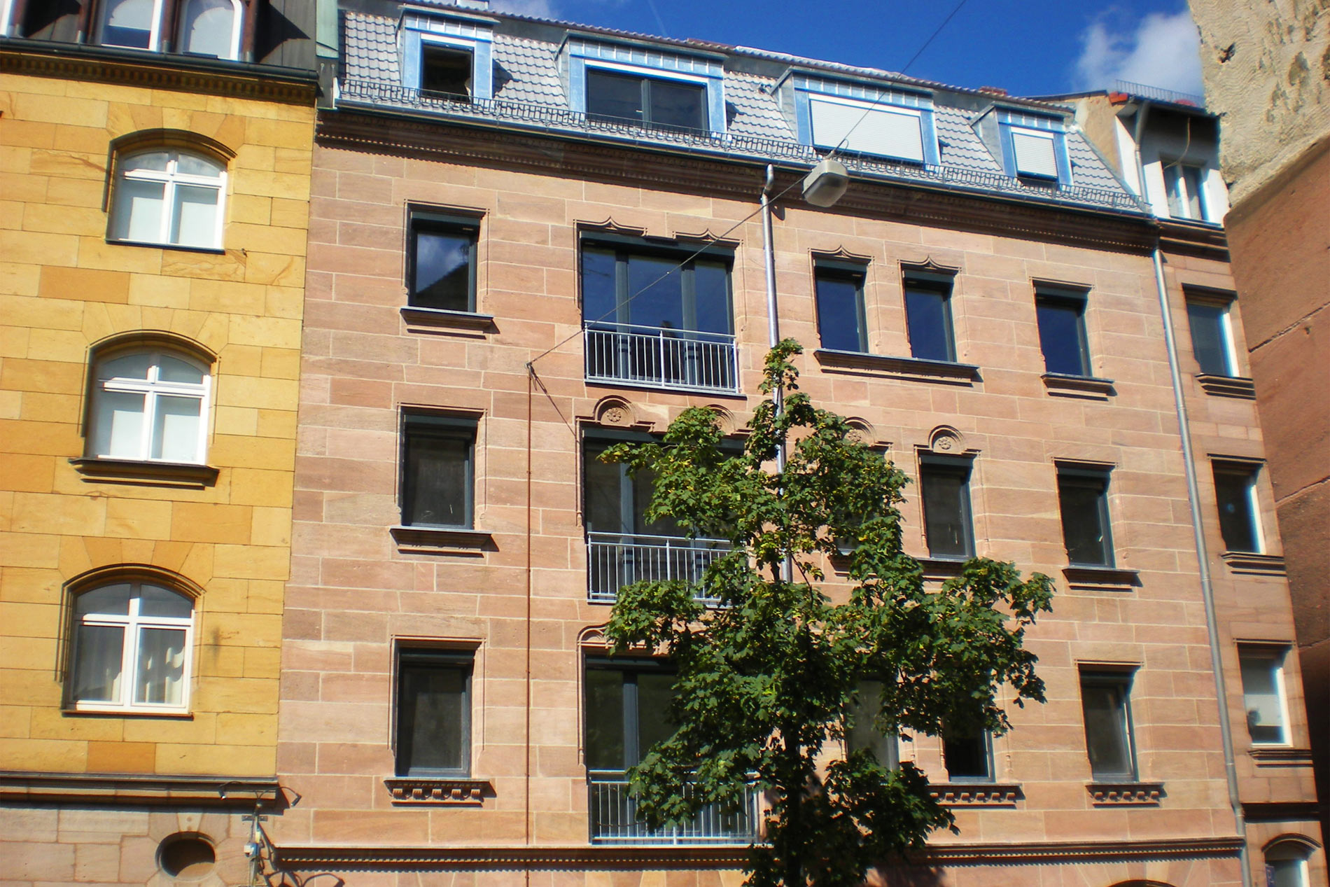 Mehrfamilienhaus aus Sandstein