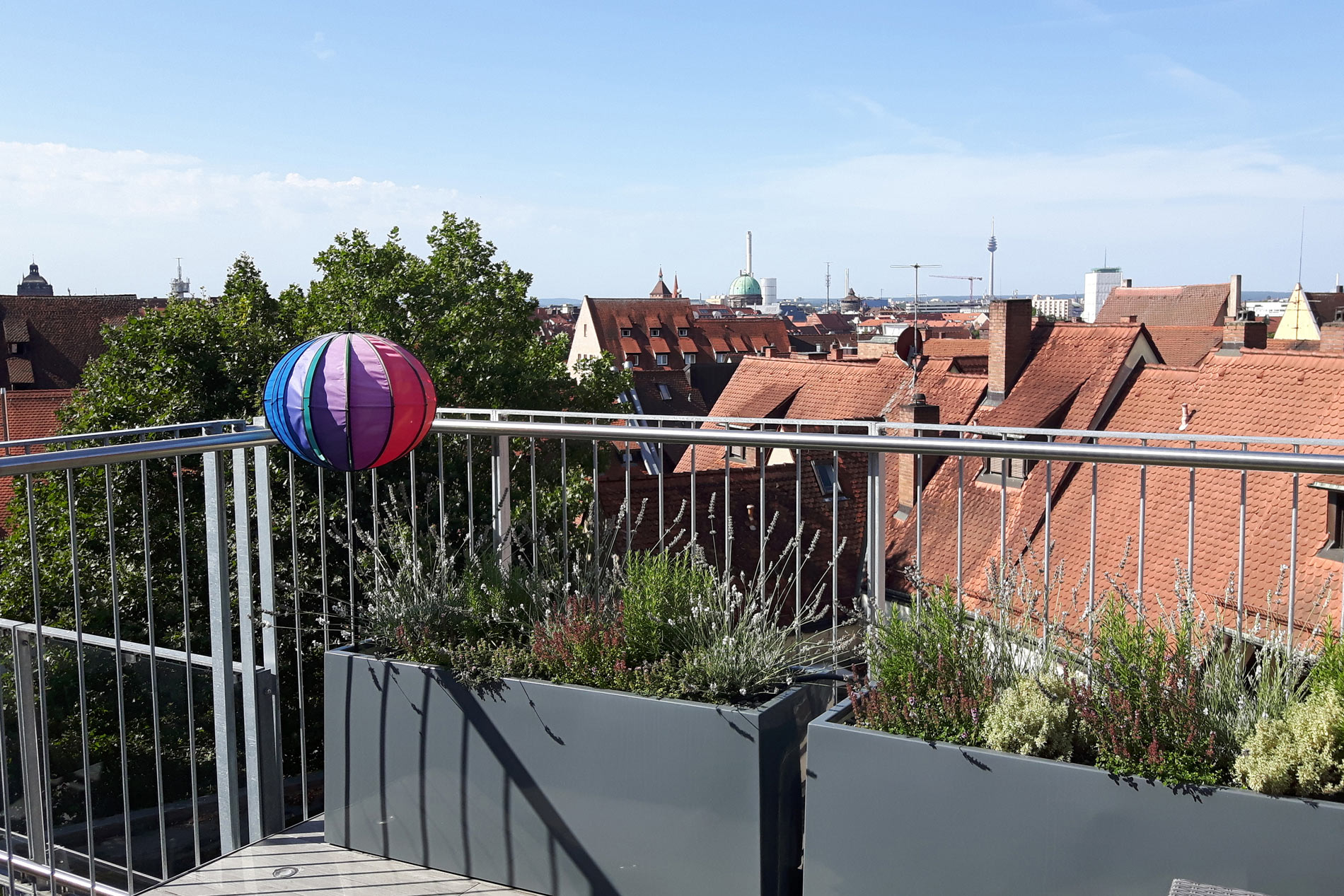 Dachterrasse mit Blick über die Stadt