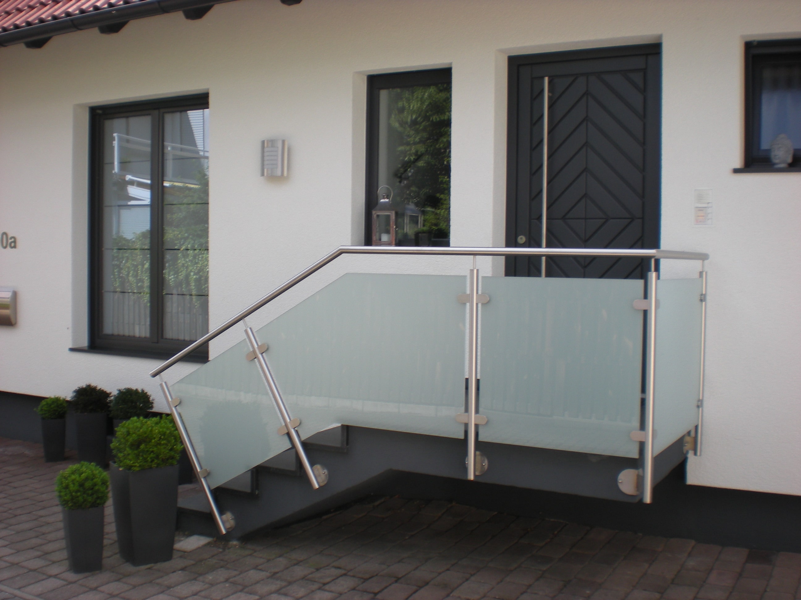 Hauseingang mit Treppengeländer