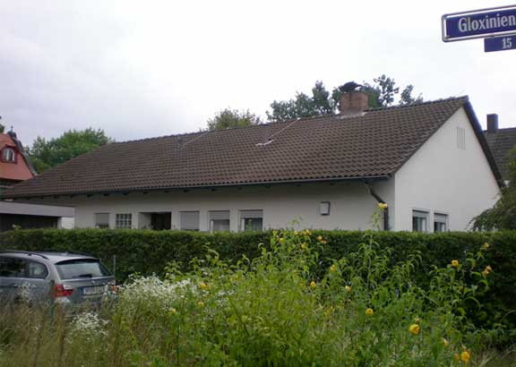 Ansicht haus mit Hecke davor