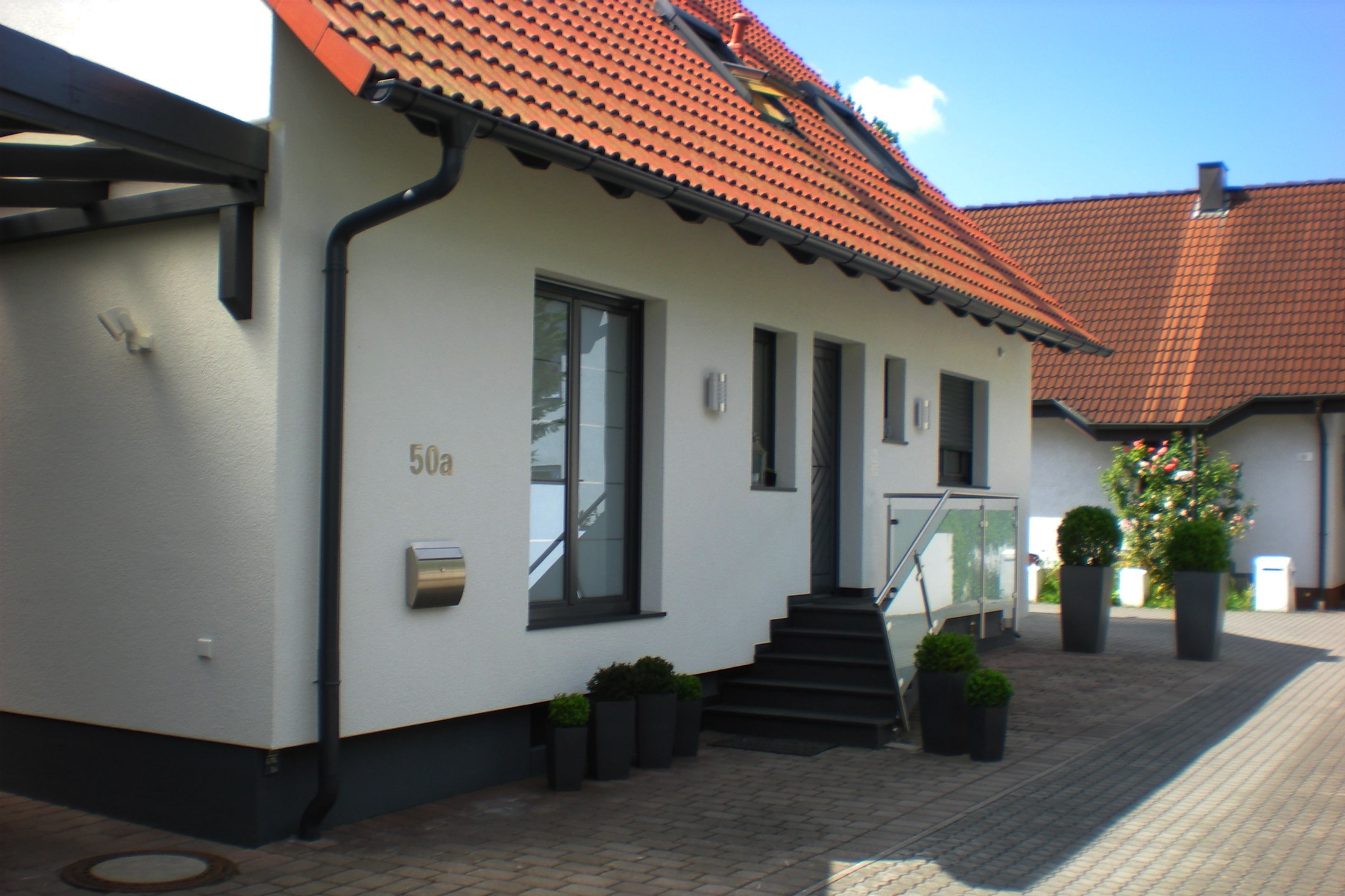 Außenansicht mit Eingangstreppe