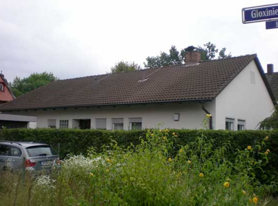 Ansicht haus mit Hecke davor