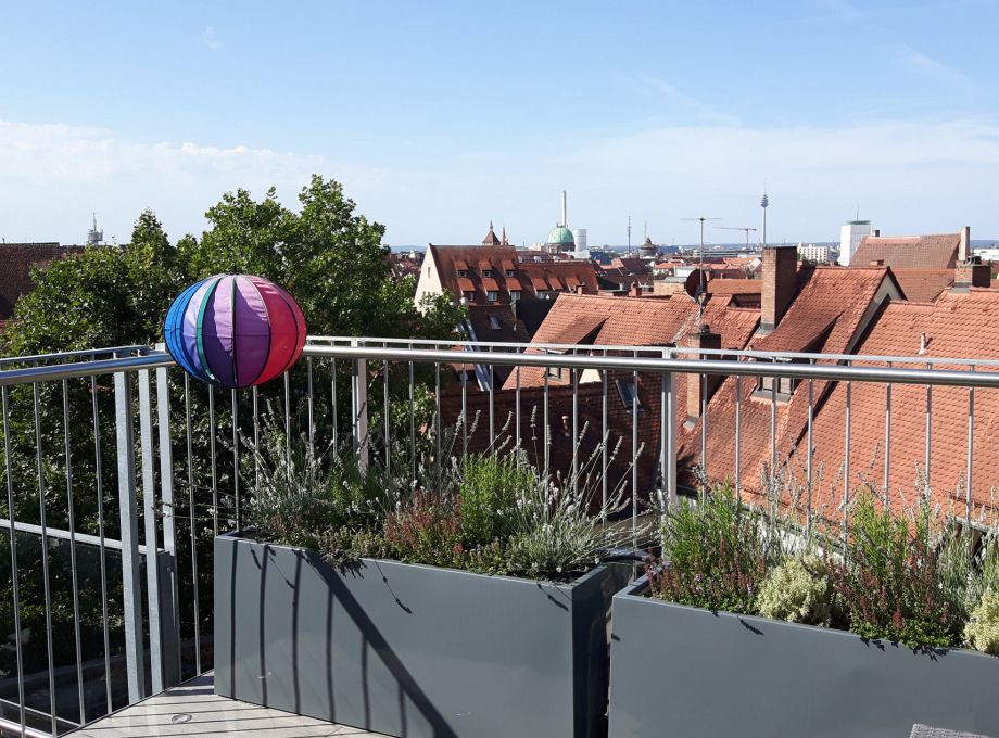 Dachterrasse mit Blick über die Stadt