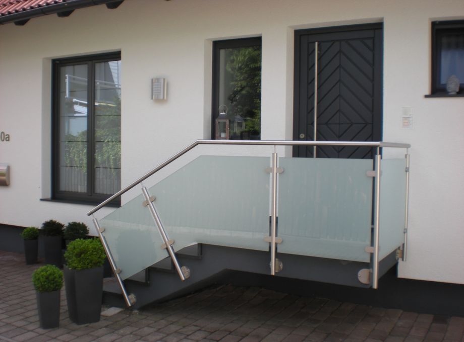 Hauseingang mit Treppengeländer