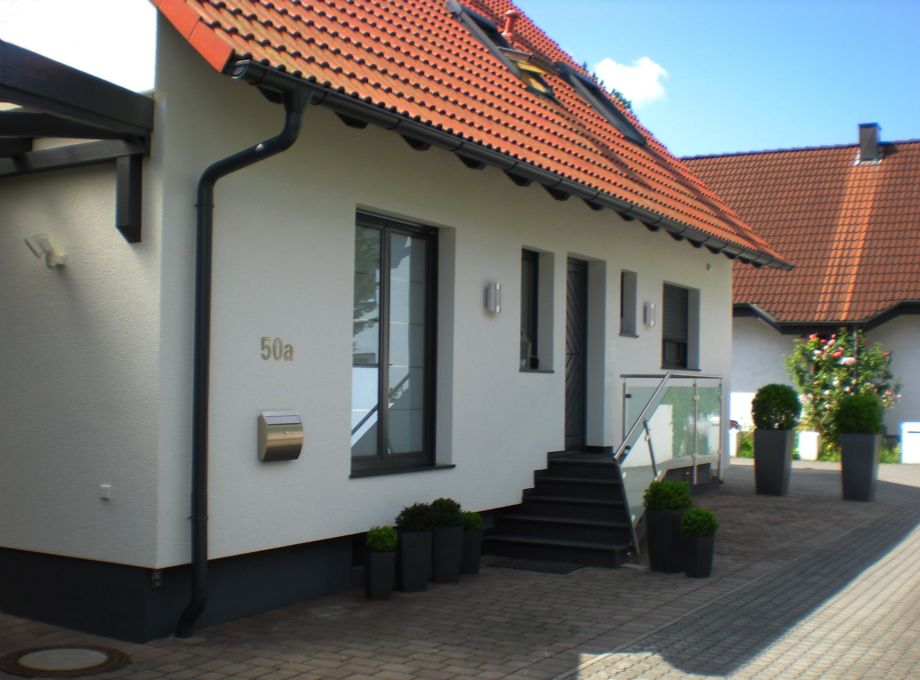 Außenansicht mit Eingangstreppe