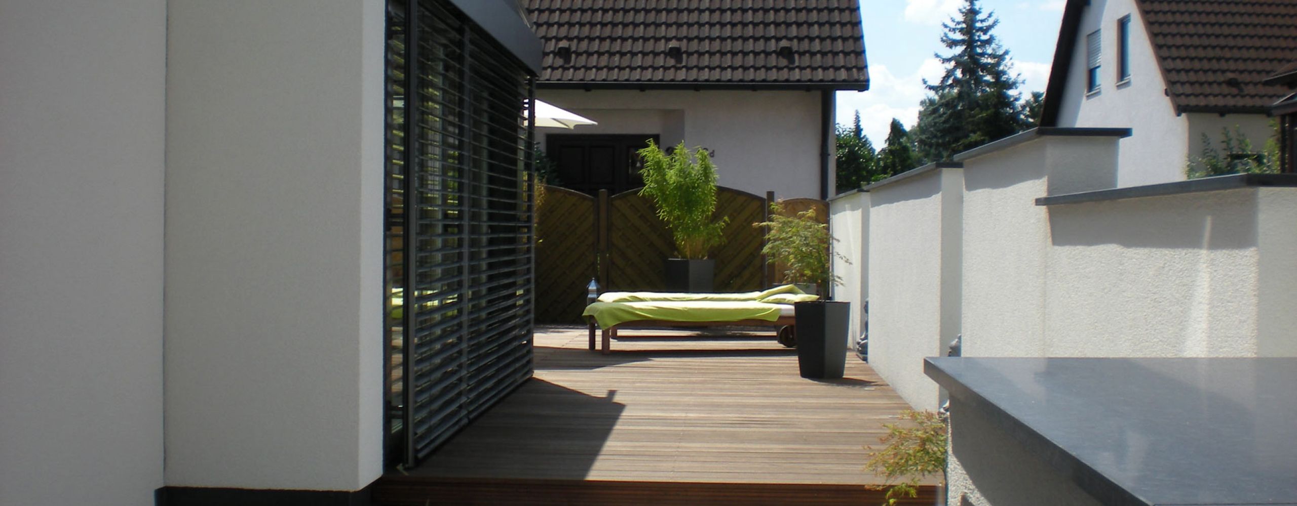 Terrasse mit Sonnenliege