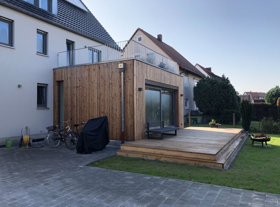 Gartenansicht Anbau und Terrasse
