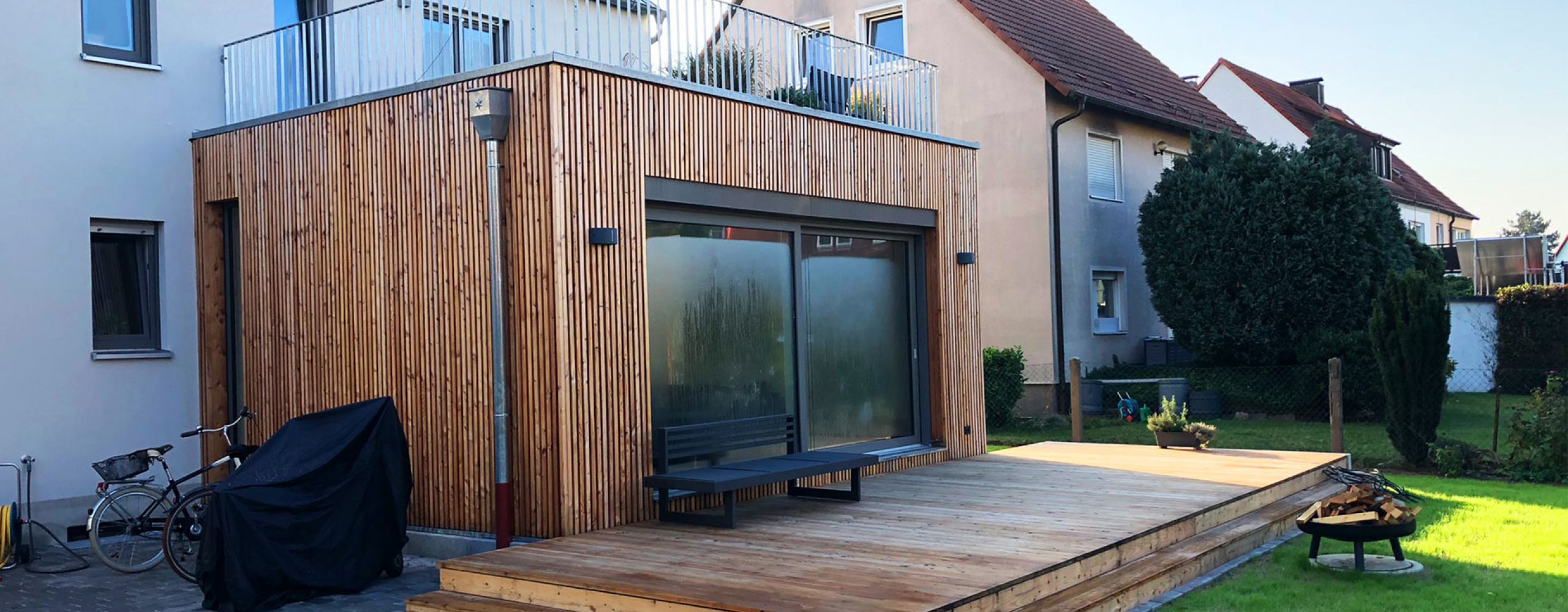 Gartenansicht Anbau und Terrasse