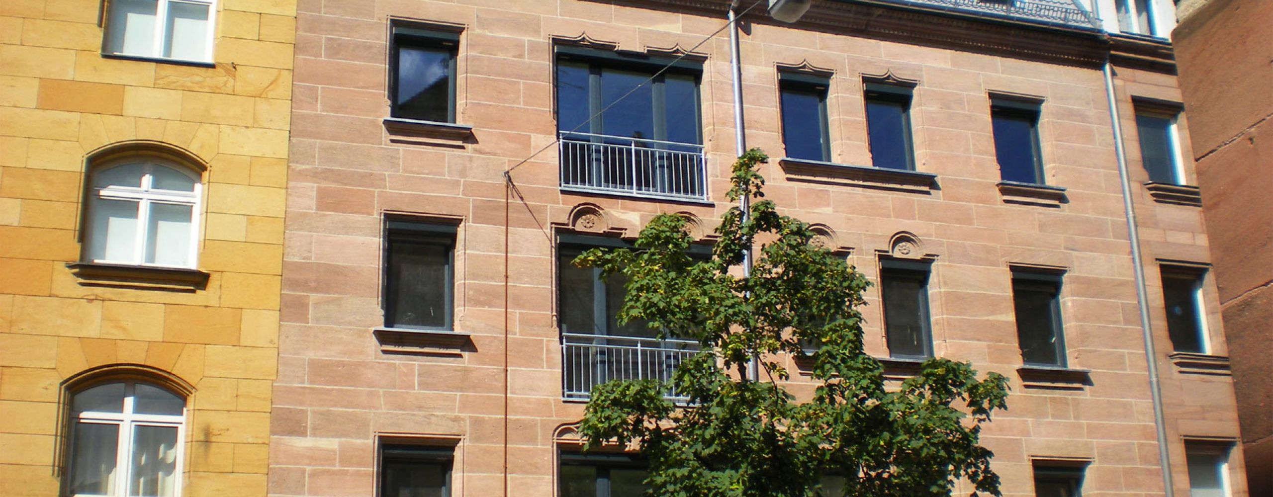 Straßenansicht Mehrfamilienhaus