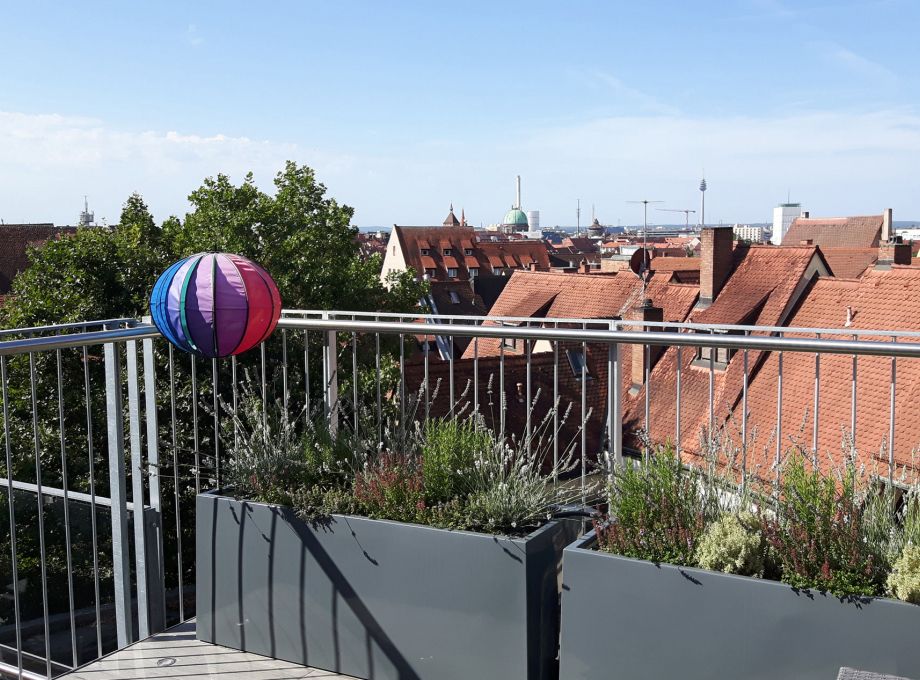 Dachterrasse mit Blick über die Stadt